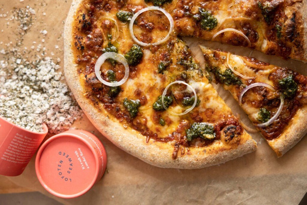 Tangpesto pizza med rødløk