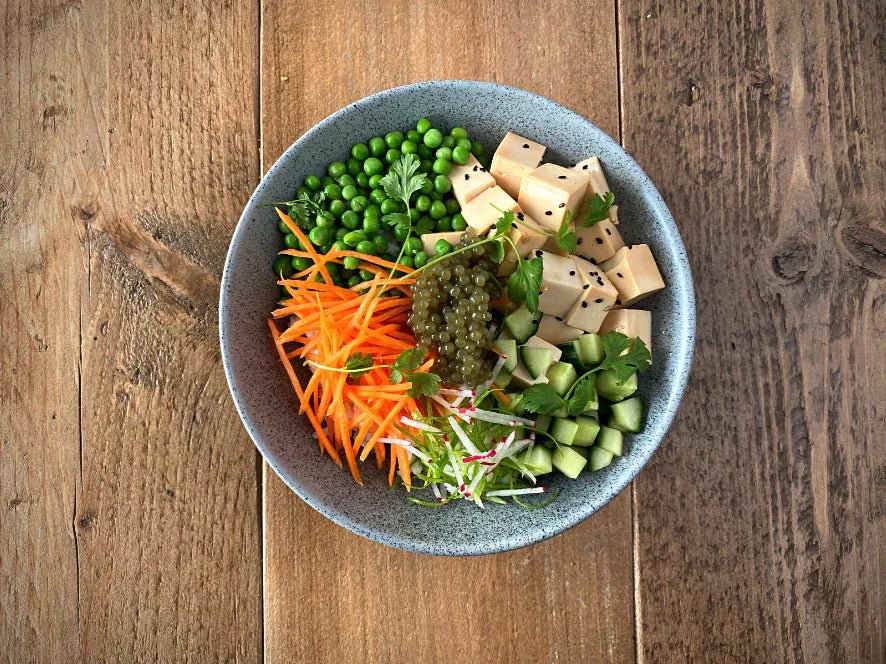 Poke Bowl mit Tofu und Algenperlen