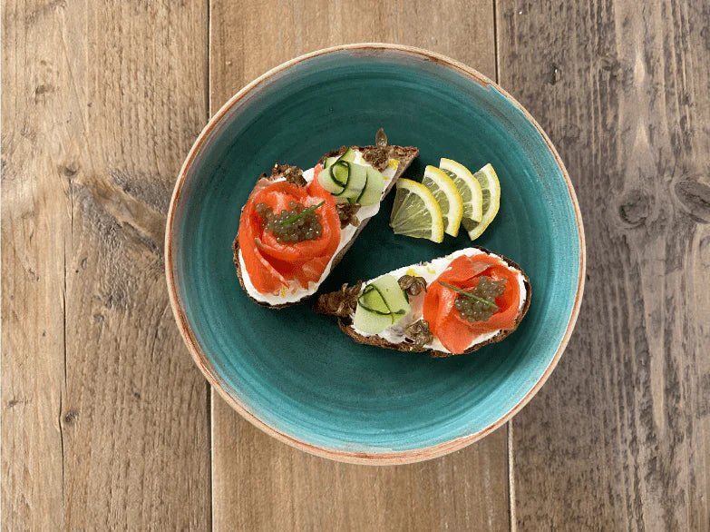 Offenes Sandwich mit Räucherlachs und Algenperlen