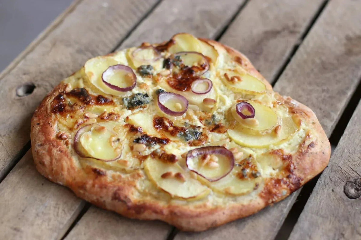Hvit pizza med Ocean Truffle, blåmuggost og pære
