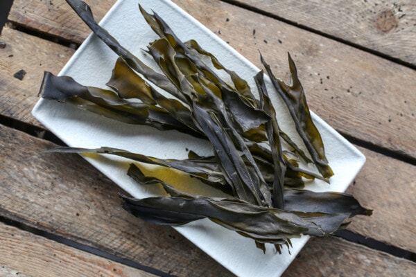 dried oarweed on a plate