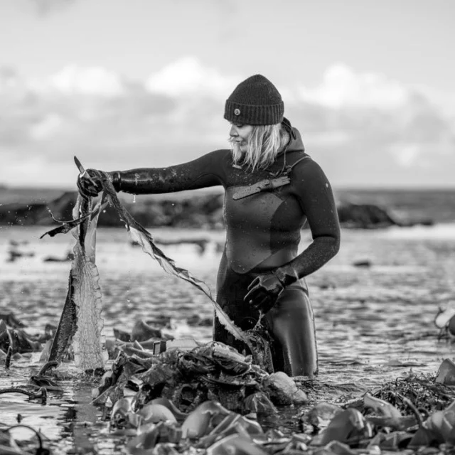 We’re lucky to have good friends with good cameras — ⁠
and even better eyes. Capturing moments like these makes ⁠
the everyday feel timeless 📷️🖤🤍 ⁠
Thank you @lofoten_film ⁠
⁠
#lofotenseaweed #blackandwhitephotography #capturedlight #quietbeauty #friendsofthebrand #behindthescenes #naturallight #everydaymagic #slowmoments #nordiclandscape