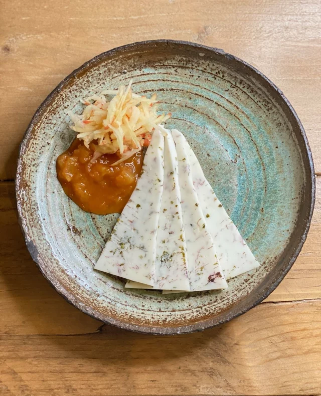 Meet Havsmak — a delicious, tangy goat cheese from Lofoten Gårdsysteri with a hint of the sea. Made with our truffle seaweed for that little umami twist. 🧀🌿 Lofoten in every bite.⁠
⁠
Stop by our shop for a taste!