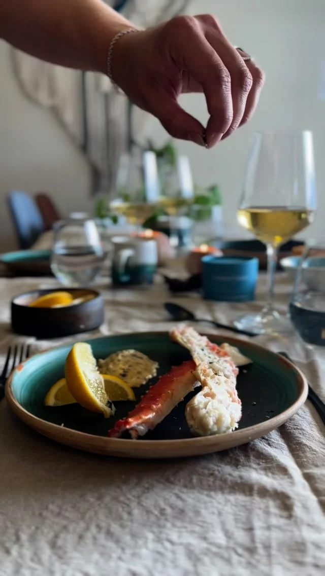 🦀 Seafood + Lofoten Umami = coastal perfection 
Elevate your king crab, shrimp, scallops (or any seafood dish) with a sprinkle of Lofoten Umami. This seaweed blend brings natural depth, umami, and a touch of the ocean straight to your plate 🌊🌿
A little goes a long way. Just sprinkle, serve, and let the flavours speak for themselves. 

Have you tried it on crab yet? 👇🏻🤤

#lofotenseaweed #lofotenumami #kingcrab #seafood #seaweedseasoning #umami