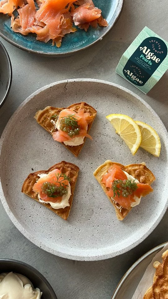 Happy Valentine’s 💙

Today is about spending time with loved ones and sharing something delicious. Heart shaped waffles with smoked salmon, topped with our algae pearls, little bursts of the ocean in every bite 🌊
