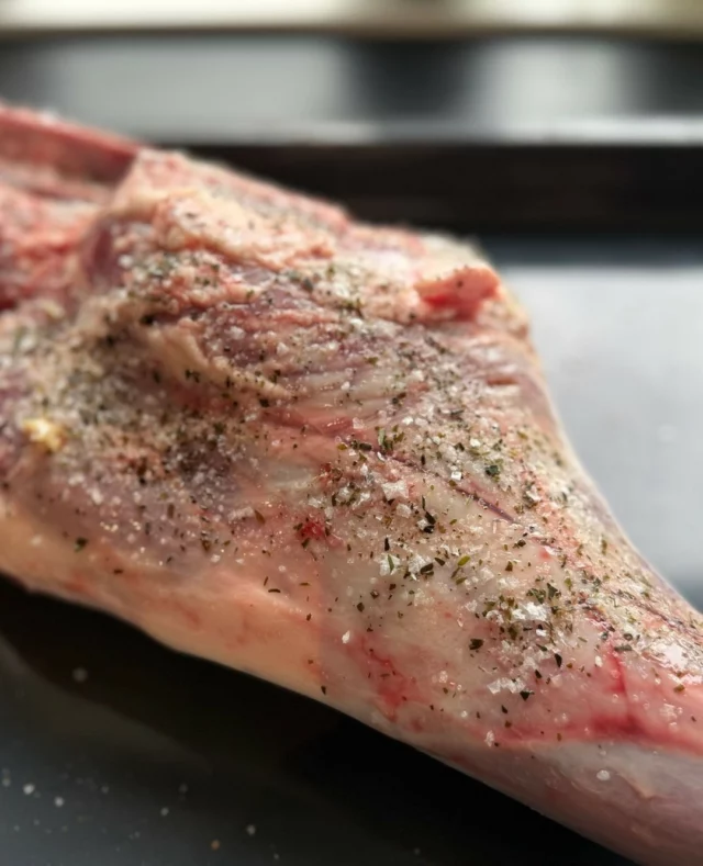 Easter is coming, and in Norway that usually means one thing: lamb for dinner 🐑🌿⁠
Want to give your Easter roast a little Lofoten twist?⁠
⁠
🍖 Rub and marinate the leg of lamb with Smoked Seaweed Salt (olive oil, garlic, rosemary)⁠
⁠
🌿 Roast it wrapped in Arctic Ocean Greens for extra umami and a juicy finish⁠
⁠
🧂 Arctic Seaweed Salt at the table for that last little flavour boost⁠
⁠
Need to restock your spice cabinet with some seaweed? Order now (webshop link in bio) and have it in time for Easter 🌊✨